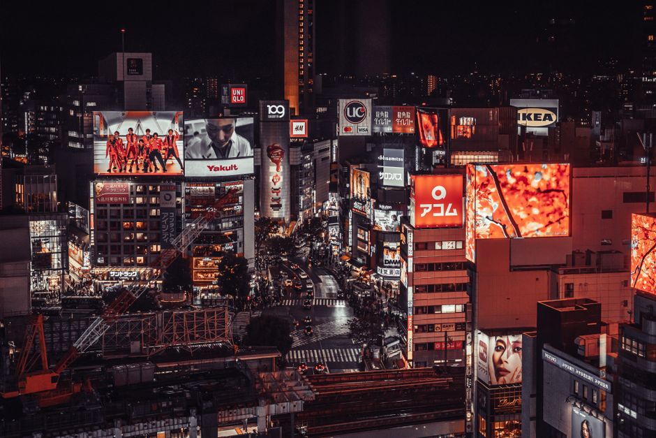 ライトアップされた看板と賑やかな通りが広がる、東京・渋谷の活気ある夜景。