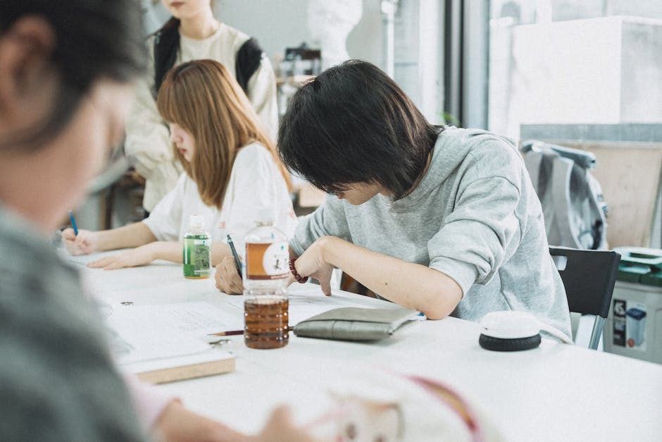 学生たちは東京の教室でグループ学習に参加し、協力的な学習環境を育んでいます。