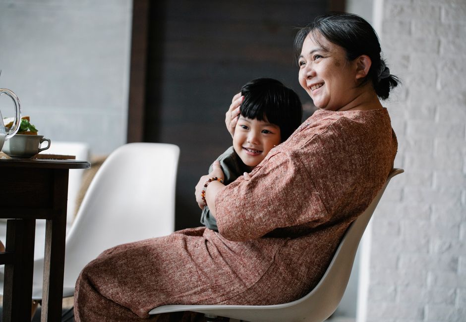 小さな男の子を抱き締めるアジアの祖母