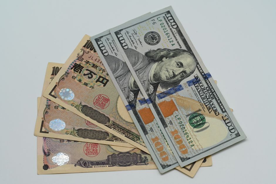 通貨交換の概念を表す米ドル紙幣と日本円紙幣のクローズアップ画像。