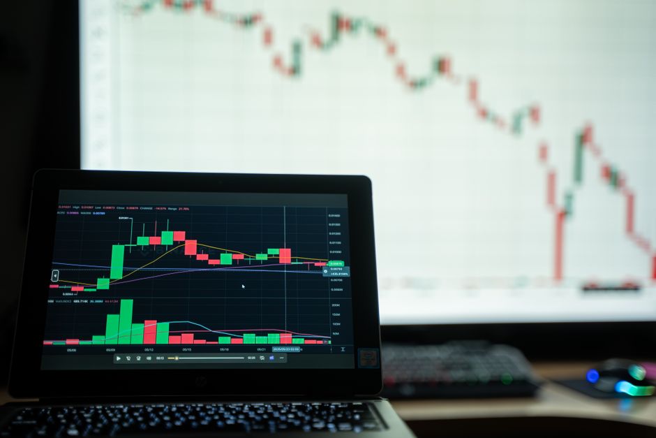 取引環境において、仮想通貨市場のチャートを表示しているノートパソコンのクローズアップ画像。