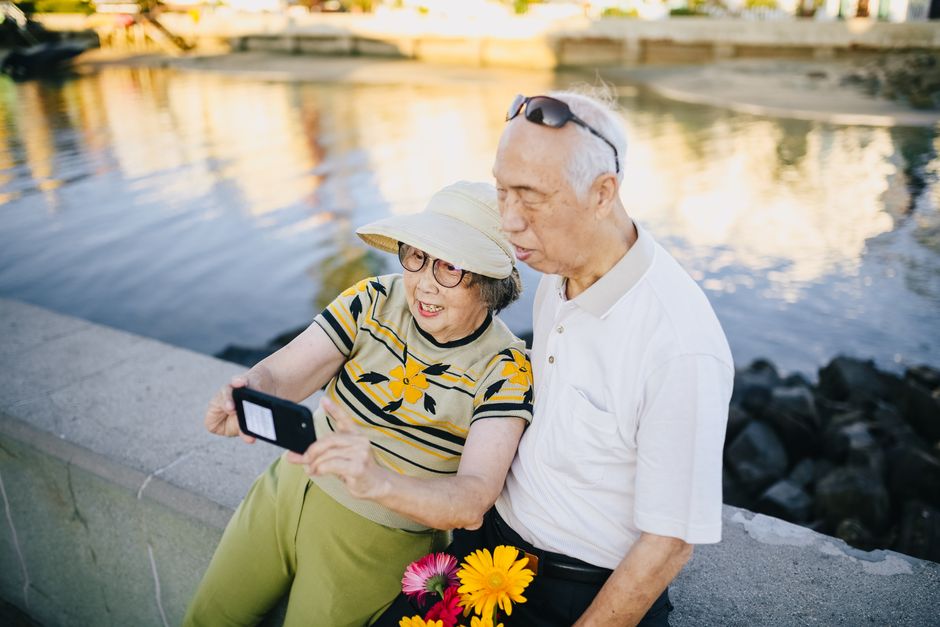 コンクリートのベンチに座っている老夫婦