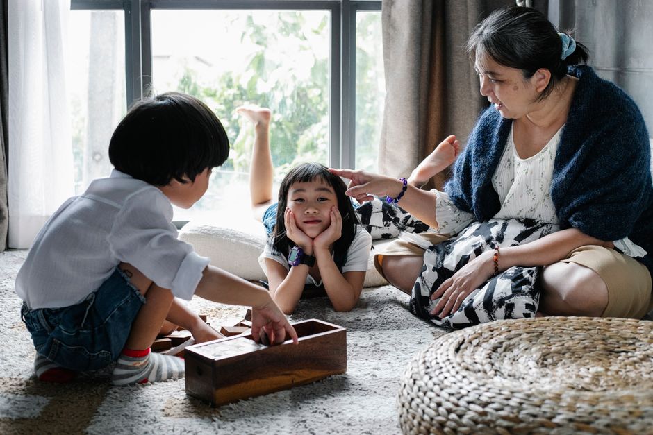 子供と一緒に時間を過ごす民族の女性