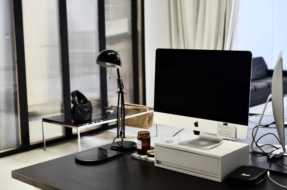 黒の木製テーブルにシルバーのimac